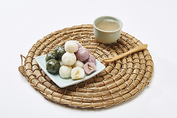 포토 JPG 스튜디오촬영 포크 디저트 쟁반 실내 사람없음 여러개 오브젝트 흰배경 식혜 꿀떡 국내포토 식기 음료 음식 다수 백그라운드 떡 내부 흰색 전통차 파일형식