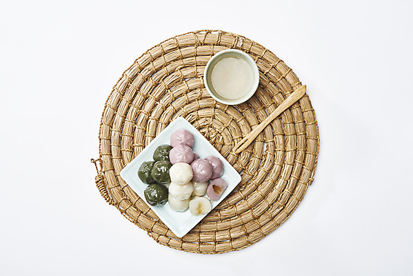 포토 JPG 스튜디오촬영 포크 디저트 쟁반 실내 사람없음 하이앵글 여러개 오브젝트 흰배경 식혜 플랫레이 꿀떡 국내포토 식기 음료 음식 뷰포인트 다수 백그라운드 떡 내부 흰색 플랫 전통차 파일형식