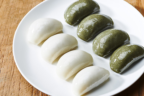 포토 JPG 스튜디오촬영 그릇 접시 디저트 실내 근접촬영 사람없음 여러개 오브젝트 갈색배경 개피떡 나무배경 국내포토 식기 음식 뷰포인트 다수 백그라운드 떡 내부 갈색 파일형식