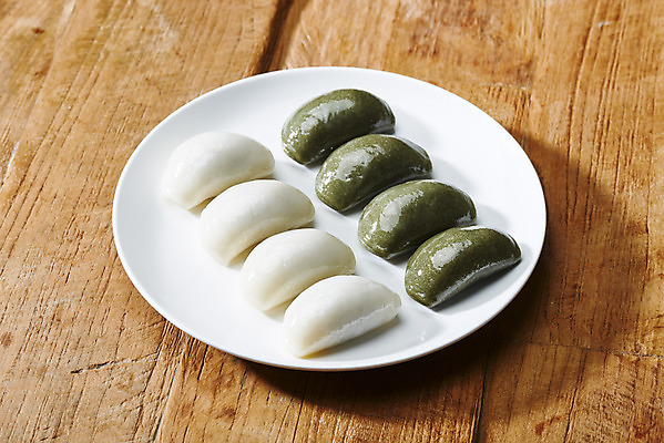 포토 JPG 스튜디오촬영 그릇 접시 디저트 실내 사람없음 여러개 오브젝트 갈색배경 개피떡 나무배경 국내포토 식기 음식 다수 백그라운드 떡 내부 갈색 파일형식