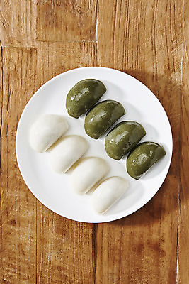 포토 JPG 스튜디오촬영 그릇 접시 디저트 실내 사람없음 하이앵글 여러개 오브젝트 플랫레이 갈색배경 개피떡 나무배경 국내포토 식기 음식 뷰포인트 다수 백그라운드 떡 내부 갈색 플랫 파일형식