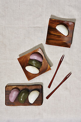 포토 JPG 스튜디오촬영 포크 디저트 실내 사람없음 하이앵글 여러개 천 오브젝트 나무접시 플랫레이 개피떡 국내포토 식기 접시 음식 뷰포인트 다수 떡 내부 직물 플랫 파일형식