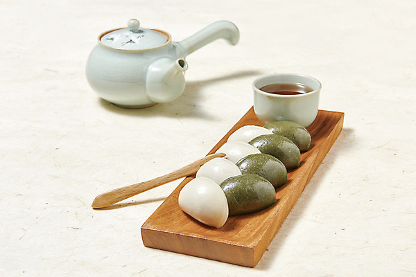 포토 JPG 스튜디오촬영 포크 디저트 실내 사람없음 여러개 찻잔 찻주전자 오브젝트 나무쟁반 수정과 베이지색배경 개피떡 국내포토 식기 음료 음식 다수 백그라운드 주전자 잔 떡 쟁반 내부 목재 전통차 베이지색 파일형식