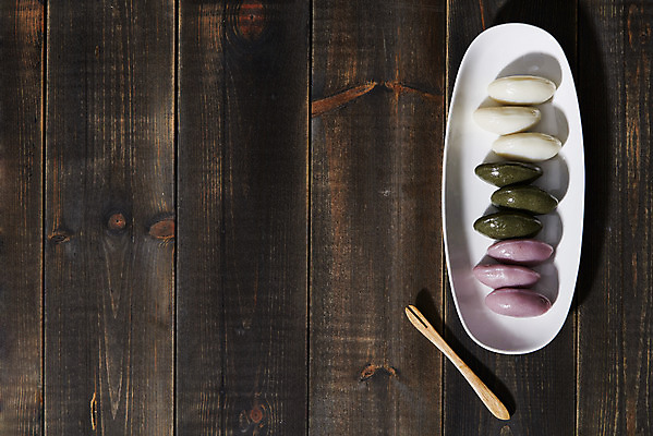 포토 JPG 스튜디오촬영 그릇 접시 포크 디저트 실내 사람없음 하이앵글 여러개 오브젝트 플랫레이 갈색배경 개피떡 나무배경 국내포토 식기 음식 뷰포인트 다수 백그라운드 떡 내부 갈색 플랫 파일형식