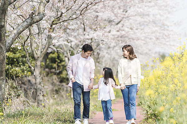 포토 JPG 주간 전신 여자 남자 딸 행복 어린이 가족 엄마 가족여행 미소 성인 야외 앞모습 세명 30대 제주도 걷기 손잡기 맑음 화목 봄 한국인 벚꽃 가족라이프 아빠 핵가족 즐거움 유채 봄여행 정석항공장 국내포토 자연요소 라이프스타일 계절 꽃 감정 길 뷰포인트 여행 컨셉 관계 모션 날씨 한국 표정 사람 동양인 장년 파일형식