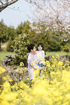 포토 JPG 주간 여자 남자 딸 행복 어린이 가족 안기 가족여행 서기 미소 상반신 성인 야외 두명 옆모습 30대 제주도 맑음 화목 봄 한국인 벚꽃 가족라이프 아빠 핵가족 즐거움 유채 봄여행 부녀 정석항공장 국내포토 자연요소 라이프스타일 계절 꽃 감정 길 뷰포인트 여행 컨셉 관계 모션 날씨 한국 표정 사람 동양인 장년 파일형식