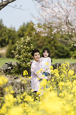 포토 JPG 주간 여자 남자 딸 행복 어린이 가족 안기 가족여행 서기 미소 상반신 성인 야외 두명 앞모습 옆모습 30대 제주도 맑음 화목 봄 한국인 벚꽃 가족라이프 아빠 핵가족 즐거움 유채 봄여행 부녀 정석항공장 국내포토 자연요소 라이프스타일 계절 꽃 감정 길 뷰포인트 여행 컨셉 관계 모션 날씨 한국 표정 사람 동양인 장년 파일형식