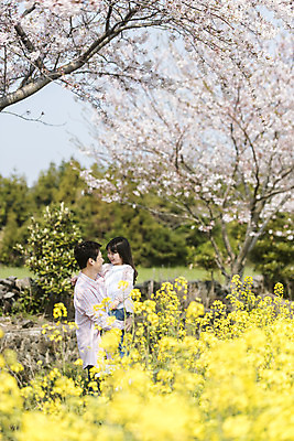 포토 JPG 주간 여자 남자 딸 행복 어린이 가족 안기 가족여행 서기 미소 상반신 성인 야외 두명 옆모습 30대 제주도 마주보기 맑음 화목 봄 한국인 벚꽃 가족라이프 아빠 핵가족 즐거움 유채 봄여행 부녀 정석항공장 국내포토 자연요소 라이프스타일 계절 꽃 감정 길 뷰포인트 여행 컨셉 관계 모션 날씨 한국 표정 사람 동양인 장년 파일형식