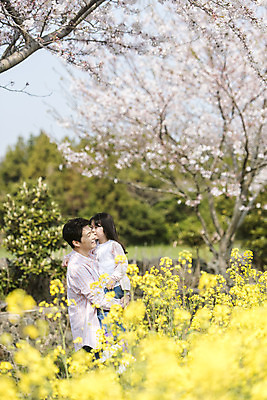 포토 JPG 주간 전신 여자 남자 딸 행복 어린이 가족 안기 가족여행 키스 서기 미소 상반신 성인 야외 두명 옆모습 30대 제주도 맑음 화목 봄 한국인 벚꽃 가족라이프 아빠 핵가족 즐거움 유채 봄여행 부녀 정석항공장 국내포토 자연요소 라이프스타일 계절 꽃 감정 길 뷰포인트 여행 컨셉 관계 모션 날씨 한국 표정 사람 동양인 장년 애정표현 파일형식