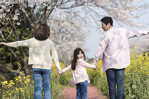 포토 JPG 주간 여자 남자 딸 행복 어린이 가족 엄마 팔벌리기 가족여행 서기 상반신 성인 야외 뒷모습 세명 30대 제주도 손잡기 맑음 화목 봄 한국인 벚꽃 가족라이프 뒤돌아보기 아빠 핵가족 즐거움 유채 봄여행 정석항공장 국내포토 자연요소 라이프스타일 계절 꽃 감정 길 뷰포인트 여행 컨셉 관계 모션 날씨 한국 사람 동양인 장년 파일형식