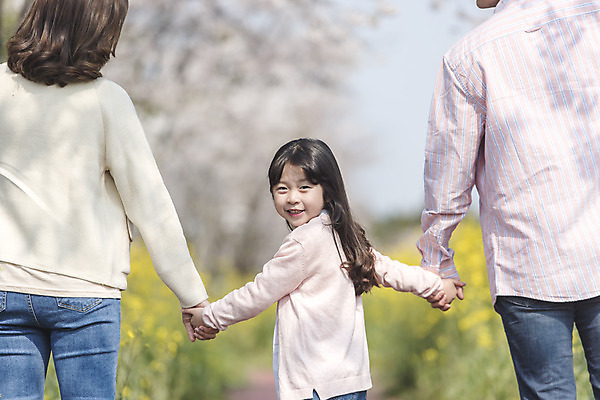 포토 JPG 주간 여자 남자 딸 행복 어린이 가족 엄마 가족여행 서기 상반신 성인 야외 뒷모습 세명 30대 제주도 손잡기 맑음 화목 봄 한국인 벚꽃 가족라이프 뒤돌아보기 아빠 핵가족 즐거움 유채 봄여행 정석항공장 국내포토 자연요소 라이프스타일 계절 꽃 감정 길 뷰포인트 여행 컨셉 관계 모션 날씨 한국 사람 동양인 장년 파일형식
