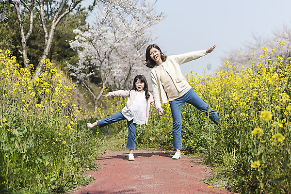 포토 JPG 주간 전신 여자 딸 행복 어린이 가족 모녀 엄마 팔벌리기 가족여행 서기 미소 성인 야외 두명 앞모습 30대 제주도 손잡기 맑음 화목 봄 한국인 벚꽃 가족라이프 핵가족 즐거움 유채 다리들기 봄여행 여자만 정석항공장 국내포토 자연요소 라이프스타일 계절 꽃 감정 길 뷰포인트 여행 컨셉 관계 모션 날씨 한국 표정 사람 동양인 장년 파일형식