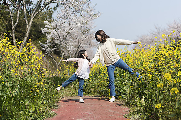 포토 JPG 주간 전신 여자 딸 행복 어린이 가족 모녀 엄마 가족여행 서기 미소 성인 야외 두명 앞모습 30대 제주도 마주보기 손잡기 맑음 화목 봄 한국인 벚꽃 가족라이프 핵가족 즐거움 유채 다리들기 봄여행 여자만 정석항공장 국내포토 자연요소 라이프스타일 계절 꽃 감정 길 뷰포인트 여행 컨셉 관계 모션 날씨 한국 표정 사람 동양인 장년 파일형식