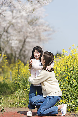 포토 JPG 주간 전신 여자 딸 행복 어린이 가족 포옹 모녀 엄마 가족여행 서기 미소 앉기 성인 야외 두명 옆모습 30대 제주도 맑음 화목 봄 한국인 벚꽃 가족라이프 핵가족 즐거움 유채 봄여행 여자만 정석항공장 국내포토 자연요소 라이프스타일 계절 꽃 감정 길 뷰포인트 여행 컨셉 관계 안기 모션 날씨 한국 표정 사람 동양인 장년 파일형식