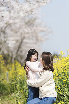 포토 JPG 주간 여자 딸 행복 어린이 가족 모녀 엄마 가족여행 서기 미소 앉기 상반신 성인 야외 두명 옆모습 30대 제주도 마주보기 맑음 화목 봄 한국인 벚꽃 가족라이프 핵가족 즐거움 유채 봄여행 여자만 정석항공장 국내포토 자연요소 라이프스타일 계절 꽃 감정 길 뷰포인트 여행 컨셉 관계 모션 날씨 한국 표정 사람 동양인 장년 파일형식