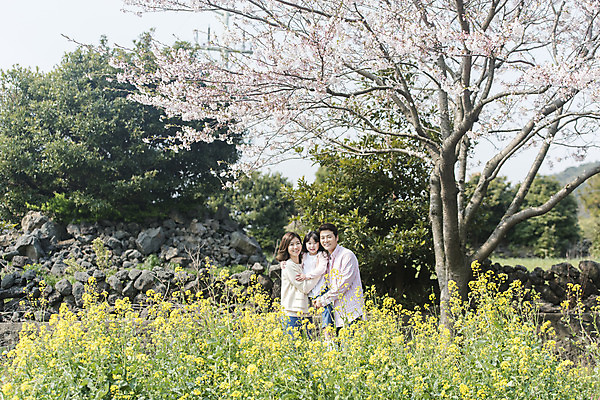 포토 JPG 주간 여자 남자 딸 행복 어린이 가족 안기 엄마 가족여행 서기 미소 상반신 성인 야외 앞모습 옆모습 세명 30대 제주도 맑음 화목 봄 한국인 벚꽃 가족라이프 아빠 핵가족 즐거움 유채 봄여행 정석항공장 국내포토 자연요소 라이프스타일 계절 꽃 감정 길 뷰포인트 여행 컨셉 관계 모션 날씨 한국 표정 사람 동양인 장년 파일형식