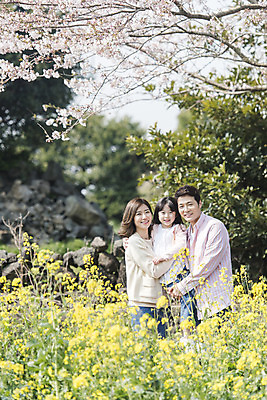 포토 JPG 주간 여자 남자 딸 행복 어린이 가족 안기 엄마 가족여행 서기 미소 상반신 성인 야외 앞모습 옆모습 세명 30대 제주도 맑음 화목 봄 한국인 벚꽃 가족라이프 아빠 핵가족 즐거움 유채 봄여행 정석항공장 국내포토 자연요소 라이프스타일 계절 꽃 감정 길 뷰포인트 여행 컨셉 관계 모션 날씨 한국 표정 사람 동양인 장년 파일형식