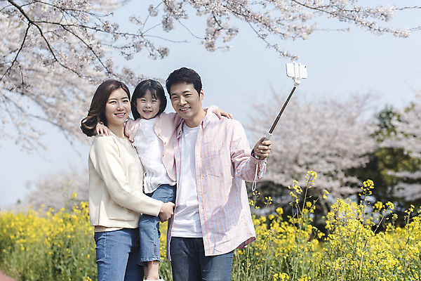 포토 JPG 주간 여자 남자 딸 행복 어린이 가족 안기 엄마 가족여행 서기 미소 들기 상반신 성인 야외 앞모습 옆모습 세명 30대 스마트폰 제주도 맑음 화목 봄 한국인 벚꽃 가족라이프 아빠 셀프카메라 핵가족 즐거움 유채 봄여행 셀카봉 정석항공장 국내포토 자연요소 라이프스타일 계절 꽃 감정 길 뷰포인트 여행 컨셉 관계 모션 날씨 한국 표정 사람 동양인 장년 핸드폰 스마트기기 사진촬영 파일형식