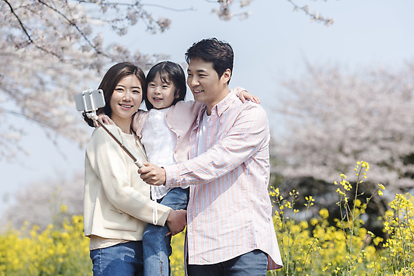 포토 JPG 주간 여자 남자 딸 행복 어린이 가족 안기 엄마 가족여행 서기 미소 상반신 성인 야외 앞모습 세명 30대 스마트폰 제주도 맑음 화목 봄 한국인 벚꽃 가족라이프 아빠 셀프카메라 핵가족 즐거움 유채 봄여행 셀카봉 정석항공장 국내포토 자연요소 라이프스타일 계절 꽃 감정 길 뷰포인트 여행 컨셉 관계 모션 날씨 한국 표정 사람 동양인 장년 핸드폰 스마트기기 사진촬영 파일형식