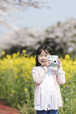 포토 JPG 주간 여자 딸 행복 어린이 가족 가족여행 한명 서기 미소 들기 상반신 야외 앞모습 제주도 맑음 사진촬영 봄 한국인 벚꽃 가족라이프 즐거움 유채 폴라로이드 봄여행 유채밭 소녀한명만 정석항공장 국내포토 자연요소 1 라이프스타일 계절 꽃 감정 길 뷰포인트 여행 밭 관계 모션 날씨 한국 표정 사람 동양인 카메라 촬영 여자한명만 소녀만 파일형식
