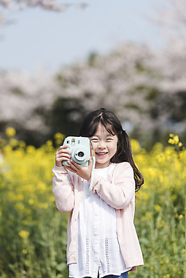 포토 JPG 주간 여자 딸 행복 어린이 가족 가족여행 한명 서기 미소 들기 상반신 야외 앞모습 제주도 맑음 사진촬영 봄 한국인 벚꽃 가족라이프 즐거움 유채 폴라로이드 봄여행 유채밭 소녀한명만 정석항공장 국내포토 자연요소 1 라이프스타일 계절 꽃 감정 길 뷰포인트 여행 밭 관계 모션 날씨 한국 표정 사람 동양인 카메라 촬영 여자한명만 소녀만 파일형식