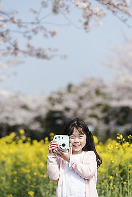 포토 JPG 주간 여자 딸 행복 어린이 가족 가족여행 한명 서기 미소 들기 상반신 야외 앞모습 제주도 맑음 사진촬영 봄 한국인 벚꽃 가족라이프 즐거움 유채 폴라로이드 봄여행 유채밭 소녀한명만 정석항공장 국내포토 자연요소 1 라이프스타일 계절 꽃 감정 길 뷰포인트 여행 밭 관계 모션 날씨 한국 표정 사람 동양인 카메라 촬영 여자한명만 소녀만 파일형식