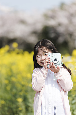 포토 JPG 주간 여자 딸 행복 어린이 가족 가족여행 한명 서기 미소 들기 상반신 야외 앞모습 제주도 맑음 사진촬영 봄 한국인 벚꽃 가족라이프 즐거움 유채 폴라로이드 봄여행 유채밭 소녀한명만 정석항공장 국내포토 자연요소 1 라이프스타일 계절 꽃 감정 길 뷰포인트 여행 밭 관계 모션 날씨 한국 표정 사람 동양인 카메라 촬영 여자한명만 소녀만 파일형식