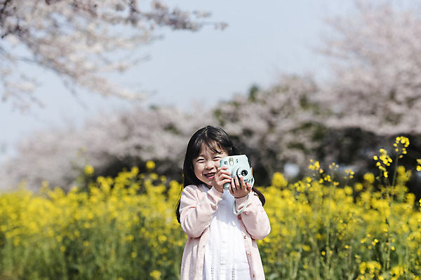 포토 JPG 주간 여자 딸 행복 어린이 가족 가족여행 한명 서기 미소 들기 상반신 야외 앞모습 제주도 맑음 사진촬영 봄 한국인 벚꽃 가족라이프 즐거움 유채 폴라로이드 봄여행 유채밭 소녀한명만 정석항공장 국내포토 자연요소 1 라이프스타일 계절 꽃 감정 길 뷰포인트 여행 밭 관계 모션 날씨 한국 표정 사람 동양인 카메라 촬영 여자한명만 소녀만 파일형식