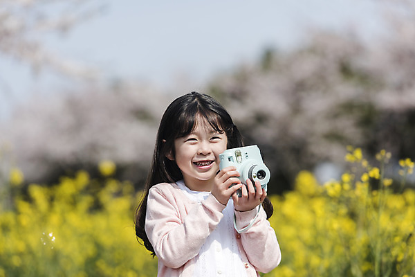 포토 JPG 주간 여자 딸 행복 어린이 가족 가족여행 한명 서기 미소 들기 상반신 야외 앞모습 제주도 맑음 사진촬영 봄 한국인 벚꽃 가족라이프 즐거움 유채 폴라로이드 봄여행 유채밭 소녀한명만 정석항공장 국내포토 자연요소 1 라이프스타일 계절 꽃 감정 길 뷰포인트 여행 밭 관계 모션 날씨 한국 표정 사람 동양인 카메라 촬영 여자한명만 소녀만 파일형식