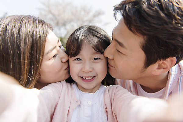 포토 JPG 주간 여자 남자 딸 행복 어린이 가족 엄마 가족여행 키스 미소 근접촬영 상반신 성인 야외 앞모습 세명 30대 제주도 맑음 화목 봄 한국인 가족라이프 아빠 셀프카메라 핵가족 즐거움 유채 봄여행 정석항공장 국내포토 자연요소 라이프스타일 계절 꽃 감정 길 뷰포인트 여행 컨셉 관계 날씨 한국 표정 사람 동양인 장년 사진촬영 애정표현 파일형식