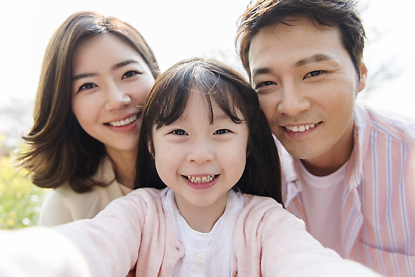 포토 JPG 주간 여자 남자 딸 행복 어린이 가족 엄마 가족여행 미소 근접촬영 상반신 성인 야외 앞모습 세명 30대 제주도 맑음 화목 봄 한국인 가족라이프 아빠 셀프카메라 핵가족 즐거움 유채 봄여행 정석항공장 국내포토 자연요소 라이프스타일 계절 꽃 감정 길 뷰포인트 여행 컨셉 관계 날씨 한국 표정 사람 동양인 장년 사진촬영 파일형식