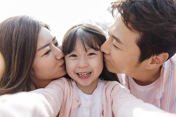 포토 JPG 주간 여자 남자 딸 행복 어린이 가족 엄마 가족여행 키스 미소 근접촬영 상반신 성인 야외 앞모습 세명 30대 제주도 맑음 화목 봄 한국인 가족라이프 아빠 셀프카메라 핵가족 즐거움 유채 봄여행 정석항공장 국내포토 자연요소 라이프스타일 계절 꽃 감정 길 뷰포인트 여행 컨셉 관계 날씨 한국 표정 사람 동양인 장년 사진촬영 애정표현 파일형식