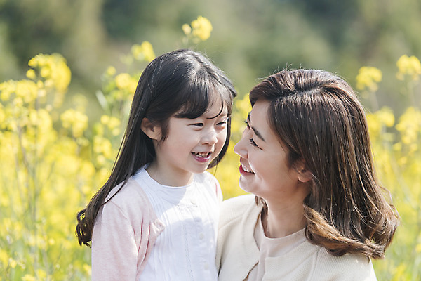포토 JPG 주간 여자 딸 행복 어린이 가족 모녀 엄마 가족여행 서기 미소 앉기 상반신 성인 야외 두명 옆모습 30대 제주도 마주보기 맑음 화목 봄 한국인 가족라이프 핵가족 즐거움 유채 봄여행 여자만 정석항공장 국내포토 자연요소 라이프스타일 계절 꽃 감정 길 뷰포인트 여행 컨셉 관계 모션 날씨 한국 표정 사람 동양인 장년 파일형식