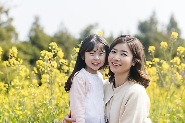 포토 JPG 주간 여자 딸 행복 어린이 가족 모녀 엄마 가족여행 서기 미소 앉기 상반신 성인 야외 두명 옆모습 30대 제주도 맑음 화목 봄 한국인 가족라이프 핵가족 즐거움 유채 봄여행 여자만 정석항공장 국내포토 자연요소 라이프스타일 계절 꽃 감정 길 뷰포인트 여행 컨셉 관계 모션 날씨 한국 표정 사람 동양인 장년 파일형식