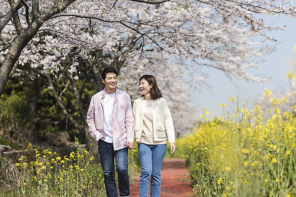 포토 JPG 주간 부부 커플 여자 남자 행복 가족 가족여행 서기 미소 상반신 성인 야외 두명 앞모습 30대 제주도 손잡기 맑음 화목 봄 한국인 벚꽃 가족라이프 즐거움 유채 봄여행 성인만 정석항공장 국내포토 자연요소 라이프스타일 계절 꽃 감정 길 뷰포인트 여행 컨셉 관계 모션 날씨 한국 표정 사람 동양인 장년 파일형식