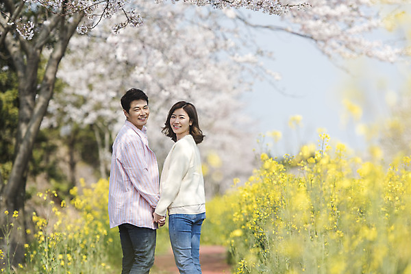 포토 JPG 주간 부부 커플 여자 남자 행복 가족 가족여행 서기 미소 상반신 성인 야외 두명 뒷모습 30대 제주도 손잡기 맑음 화목 봄 한국인 벚꽃 가족라이프 뒤돌아보기 즐거움 유채 봄여행 성인만 정석항공장 국내포토 자연요소 라이프스타일 계절 꽃 감정 길 뷰포인트 여행 컨셉 관계 모션 날씨 한국 표정 사람 동양인 장년 파일형식