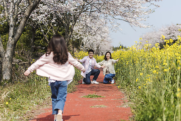포토 JPG 주간 전신 여자 남자 딸 행복 어린이 가족 엄마 가족여행 앉기 성인 야외 앞모습 뒷모습 세명 30대 달리기 제주도 맑음 화목 봄 한국인 벚꽃 가족라이프 아빠 핵가족 즐거움 유채 봄여행 정석항공장 국내포토 자연요소 라이프스타일 계절 꽃 감정 길 뷰포인트 여행 컨셉 관계 모션 날씨 한국 사람 동양인 장년 파일형식