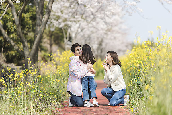 포토 JPG 주간 전신 여자 남자 딸 행복 어린이 가족 포옹 엄마 가족여행 서기 미소 앉기 성인 야외 옆모습 뒷모습 세명 30대 제주도 맑음 화목 봄 한국인 벚꽃 가족라이프 아빠 핵가족 즐거움 유채 봄여행 정석항공장 국내포토 자연요소 라이프스타일 계절 꽃 감정 길 뷰포인트 여행 컨셉 관계 안기 모션 날씨 한국 표정 사람 동양인 장년 파일형식