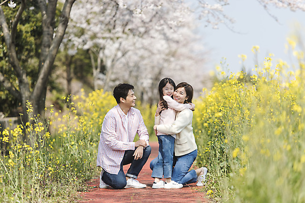 포토 JPG 주간 전신 여자 남자 딸 행복 어린이 가족 포옹 엄마 가족여행 서기 미소 앉기 성인 야외 옆모습 세명 30대 제주도 맑음 화목 봄 한국인 벚꽃 가족라이프 아빠 핵가족 즐거움 유채 봄여행 정석항공장 국내포토 자연요소 라이프스타일 계절 꽃 감정 길 뷰포인트 여행 컨셉 관계 안기 모션 날씨 한국 표정 사람 동양인 장년 파일형식