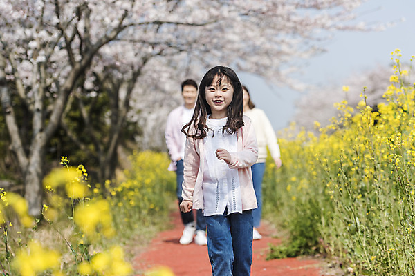 포토 JPG 주간 전신 여자 남자 딸 행복 어린이 가족 엄마 가족여행 서기 미소 상반신 성인 야외 앞모습 세명 30대 달리기 제주도 맑음 화목 봄 한국인 벚꽃 가족라이프 아빠 핵가족 즐거움 유채 봄여행 정석항공장 국내포토 자연요소 라이프스타일 계절 꽃 감정 길 뷰포인트 여행 컨셉 관계 모션 날씨 한국 표정 사람 동양인 장년 파일형식