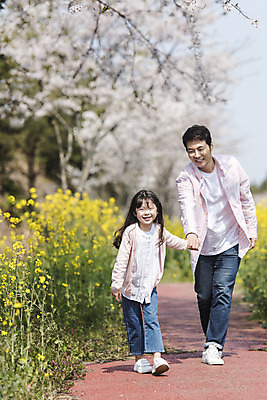포토 JPG 주간 전신 여자 남자 딸 행복 어린이 가족 가족여행 미소 성인 야외 두명 앞모습 30대 달리기 제주도 손잡기 맑음 화목 봄 한국인 벚꽃 가족라이프 아빠 핵가족 즐거움 유채 봄여행 부녀 정석항공장 국내포토 자연요소 라이프스타일 계절 꽃 감정 길 뷰포인트 여행 컨셉 관계 모션 날씨 한국 표정 사람 동양인 장년 파일형식