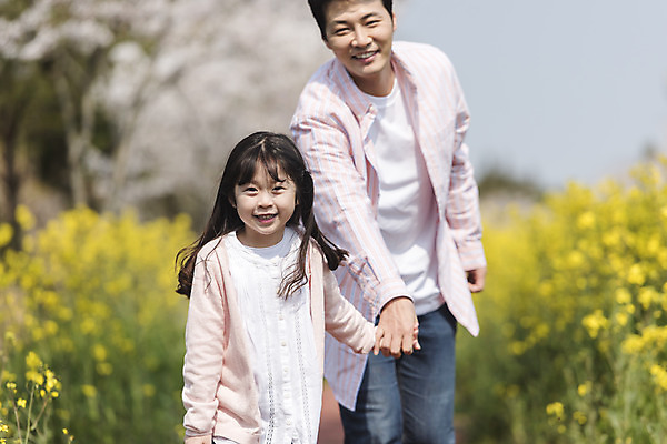 포토 JPG 주간 여자 남자 딸 행복 어린이 가족 가족여행 미소 상반신 성인 야외 두명 앞모습 30대 달리기 제주도 손잡기 맑음 화목 봄 한국인 벚꽃 가족라이프 아빠 핵가족 즐거움 유채 봄여행 부녀 정석항공장 국내포토 자연요소 라이프스타일 계절 꽃 감정 길 뷰포인트 여행 컨셉 관계 모션 날씨 한국 표정 사람 동양인 장년 파일형식