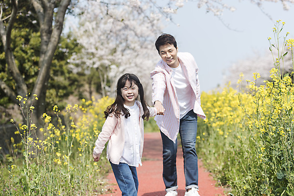 포토 JPG 주간 전신 여자 남자 딸 행복 어린이 가족 가족여행 미소 상반신 성인 야외 두명 앞모습 30대 달리기 제주도 손잡기 맑음 화목 봄 한국인 벚꽃 가족라이프 아빠 핵가족 즐거움 유채 봄여행 부녀 정석항공장 국내포토 자연요소 라이프스타일 계절 꽃 감정 길 뷰포인트 여행 컨셉 관계 모션 날씨 한국 표정 사람 동양인 장년 파일형식