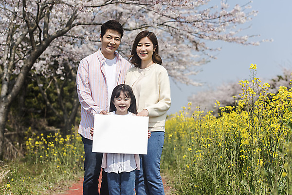 포토 JPG 주간 배너 여자 남자 딸 행복 어린이 가족 엄마 가족여행 사각프레임 서기 미소 들기 상반신 성인 야외 앞모습 세명 30대 제주도 맑음 화목 봄 한국인 벚꽃 가족라이프 아빠 핵가족 즐거움 유채 봄여행 정석항공장 국내포토 자연요소 라이프스타일 계절 꽃 감정 길 뷰포인트 여행 컨셉 관계 모션 날씨 프레임 한국 표정 사람 동양인 장년 사각형 파일형식