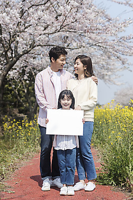 포토 JPG 주간 전신 배너 여자 남자 딸 행복 어린이 가족 엄마 가족여행 사각프레임 서기 미소 들기 성인 야외 앞모습 세명 30대 제주도 맑음 화목 봄 한국인 벚꽃 가족라이프 아빠 핵가족 즐거움 유채 봄여행 정석항공장 국내포토 자연요소 라이프스타일 계절 꽃 감정 길 뷰포인트 여행 컨셉 관계 모션 날씨 프레임 한국 표정 사람 동양인 장년 사각형 파일형식
