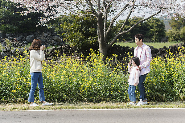 포토 JPG 주간 전신 여자 남자 딸 행복 어린이 가족 엄마 가족여행 서기 미소 성인 야외 옆모습 세명 30대 제주도 카메라 맑음 사진촬영 화목 봄 한국인 벚꽃 가족라이프 아빠 핵가족 즐거움 유채 봄여행 정석항공장 국내포토 자연요소 라이프스타일 계절 꽃 감정 길 뷰포인트 여행 컨셉 관계 모션 날씨 한국 표정 사람 동양인 장년 전자제품 촬영 파일형식
