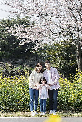 포토 JPG 주간 전신 여자 남자 딸 행복 어린이 가족 엄마 가족여행 서기 미소 성인 야외 앞모습 세명 30대 제주도 맑음 화목 봄 한국인 벚꽃 가족라이프 아빠 핵가족 즐거움 유채 손하트 봄여행 정석항공장 국내포토 자연요소 라이프스타일 계절 꽃 감정 길 뷰포인트 여행 컨셉 관계 모션 날씨 한국 표정 사람 동양인 손짓 장년 파일형식