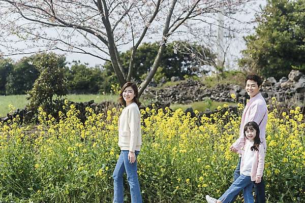 포토 JPG 주간 전신 여자 남자 딸 행복 어린이 가족 엄마 가족여행 미소 상반신 성인 야외 옆모습 세명 30대 제주도 걷기 손잡기 맑음 화목 봄 한국인 가족라이프 아빠 핵가족 즐거움 유채 봄여행 정석항공장 국내포토 자연요소 라이프스타일 계절 꽃 감정 길 뷰포인트 여행 컨셉 관계 모션 날씨 한국 표정 사람 동양인 장년 파일형식