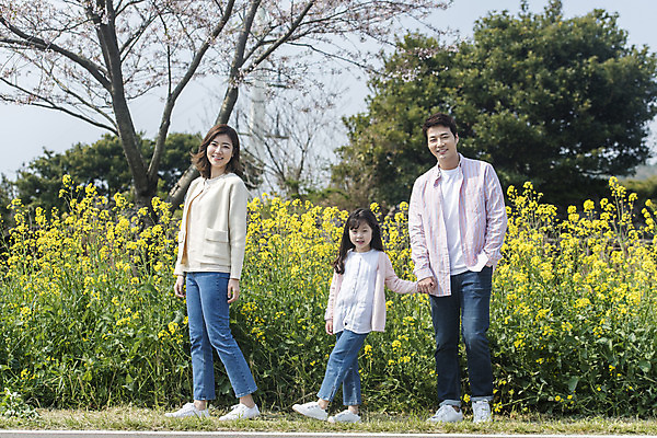 포토 JPG 주간 전신 여자 남자 딸 행복 어린이 가족 엄마 가족여행 서기 미소 성인 야외 앞모습 세명 30대 제주도 손잡기 맑음 화목 봄 한국인 가족라이프 아빠 핵가족 즐거움 유채 봄여행 정석항공장 국내포토 자연요소 라이프스타일 계절 꽃 감정 길 뷰포인트 여행 컨셉 관계 모션 날씨 한국 표정 사람 동양인 장년 파일형식