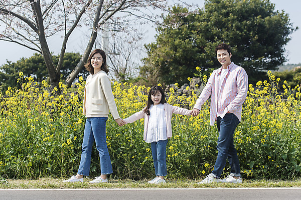 포토 JPG 주간 전신 여자 남자 딸 행복 어린이 가족 엄마 가족여행 서기 미소 성인 야외 옆모습 세명 30대 제주도 손잡기 맑음 화목 봄 한국인 가족라이프 아빠 핵가족 즐거움 유채 봄여행 정석항공장 국내포토 자연요소 라이프스타일 계절 꽃 감정 길 뷰포인트 여행 컨셉 관계 모션 날씨 한국 표정 사람 동양인 장년 파일형식